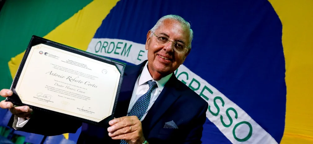 Roberto Cortes, presidente y CEO de Volkswagen Caminhões e Ônibus, ha sido nombrado Doctor Honoris Causa